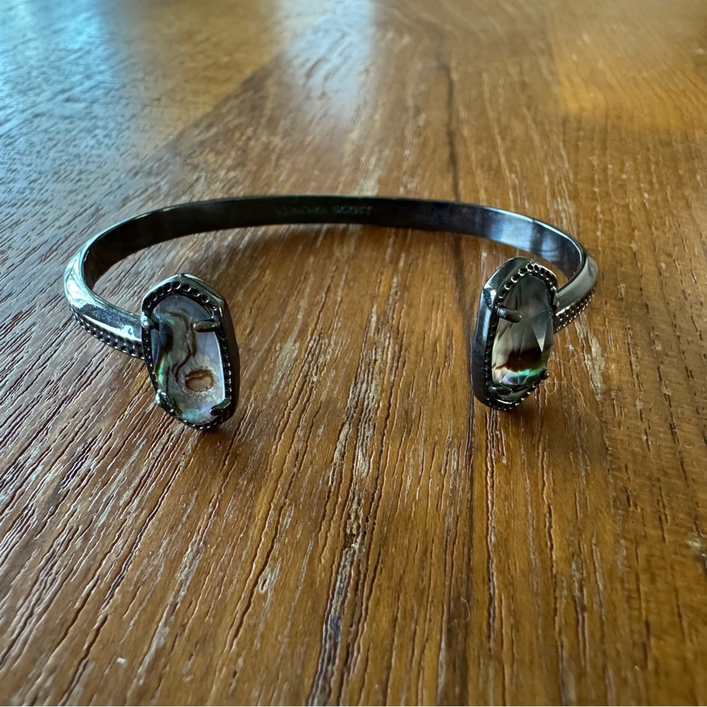 Kendra Scott Elton pinch cuff bracelet in gunmetal-tone w/ abalone shell stones - Picture 5 of 10